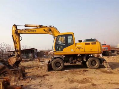 租賃210輪胎式挖掘機(jī)，助力室外裝飾裝潢工程——匯租平臺(tái)專業(yè)服務(wù)