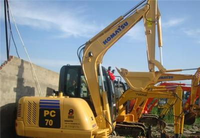 二手挖掘機選購指南 上海功勤工程機械為您提供全國包運的優質二手60、70、120、200型挖掘機