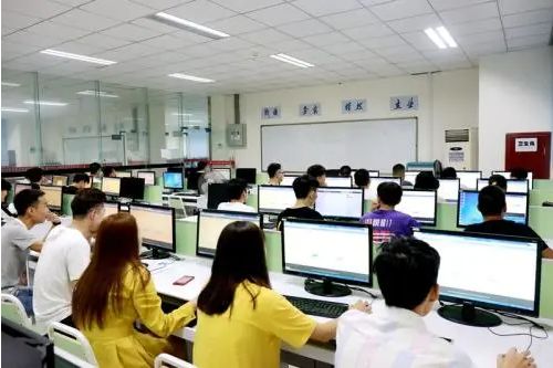 人民日報推薦的熱門專業(yè)解析 計算機系統(tǒng)集成，時代風口下的黃金選擇